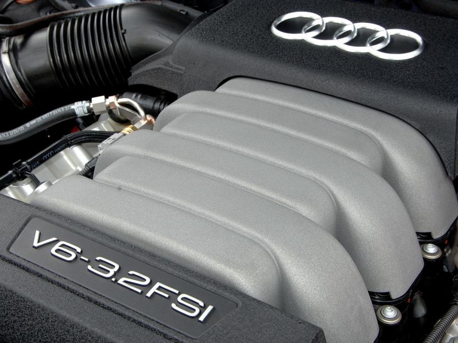 Моторный отсек Audi A6 3.2 FSI Quattro Avant (4F, C6) 2005 года  (ZA) (фото 5 из 10)